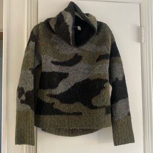 Women’s Camo Cowlneck Sweater Size Medium